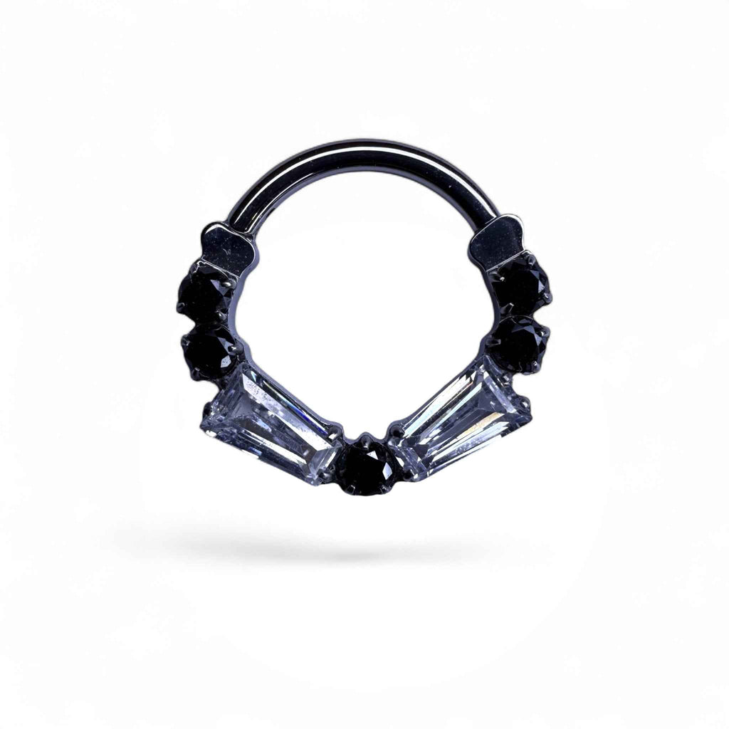 Clicker in titanio con zirconi baguette e punto luce centrale – Velmira