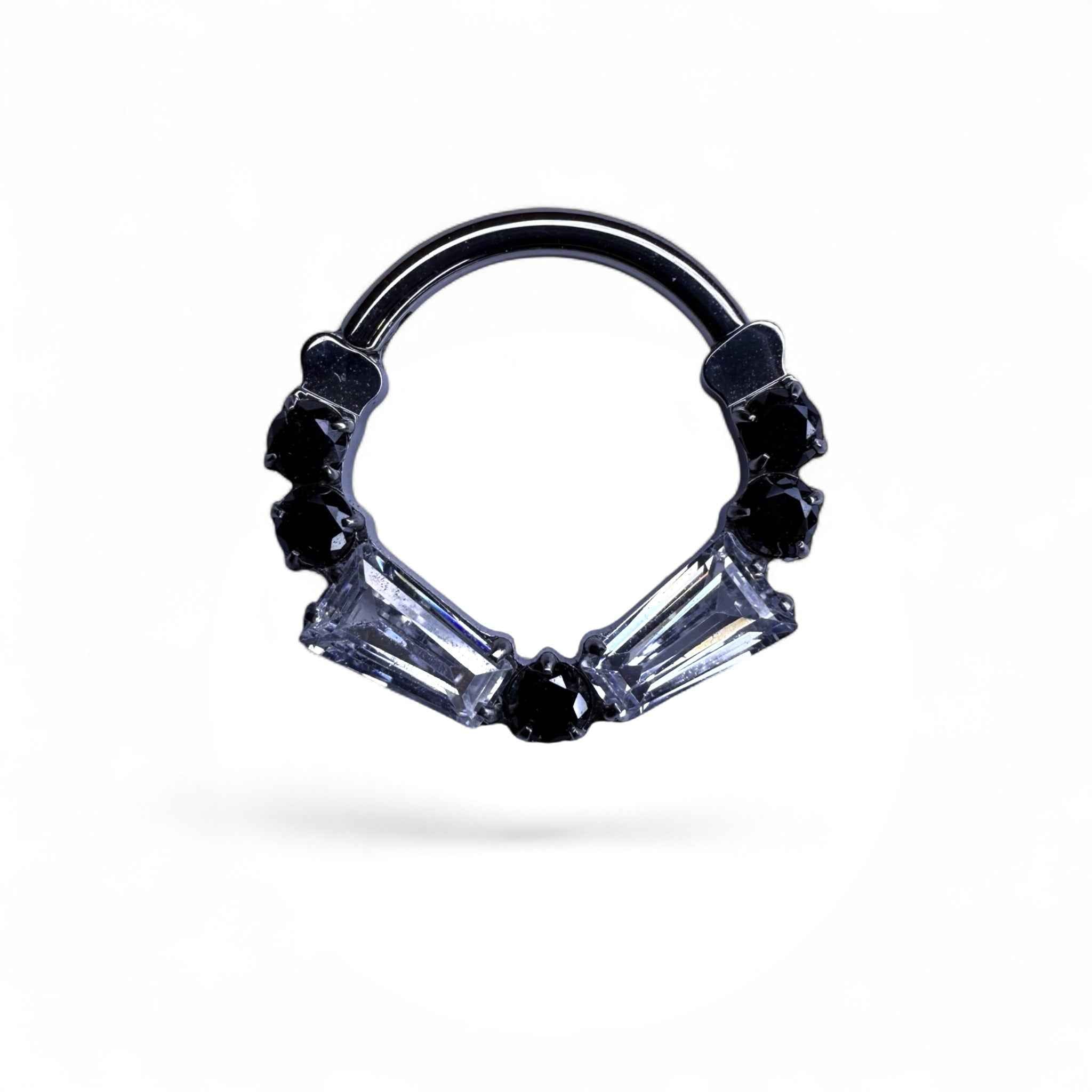 Clicker in titanio con zirconi baguette e punto luce centrale – Velmira