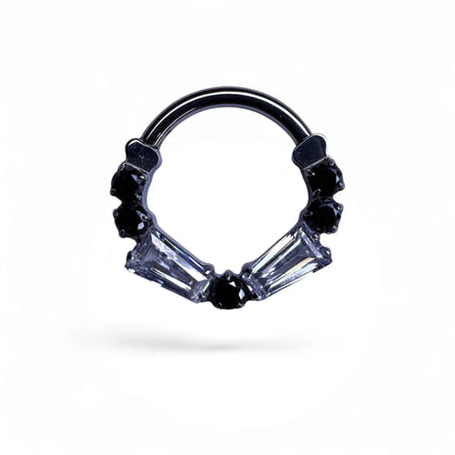 Clicker in titanio con zirconi baguette e punto luce centrale – Velmira