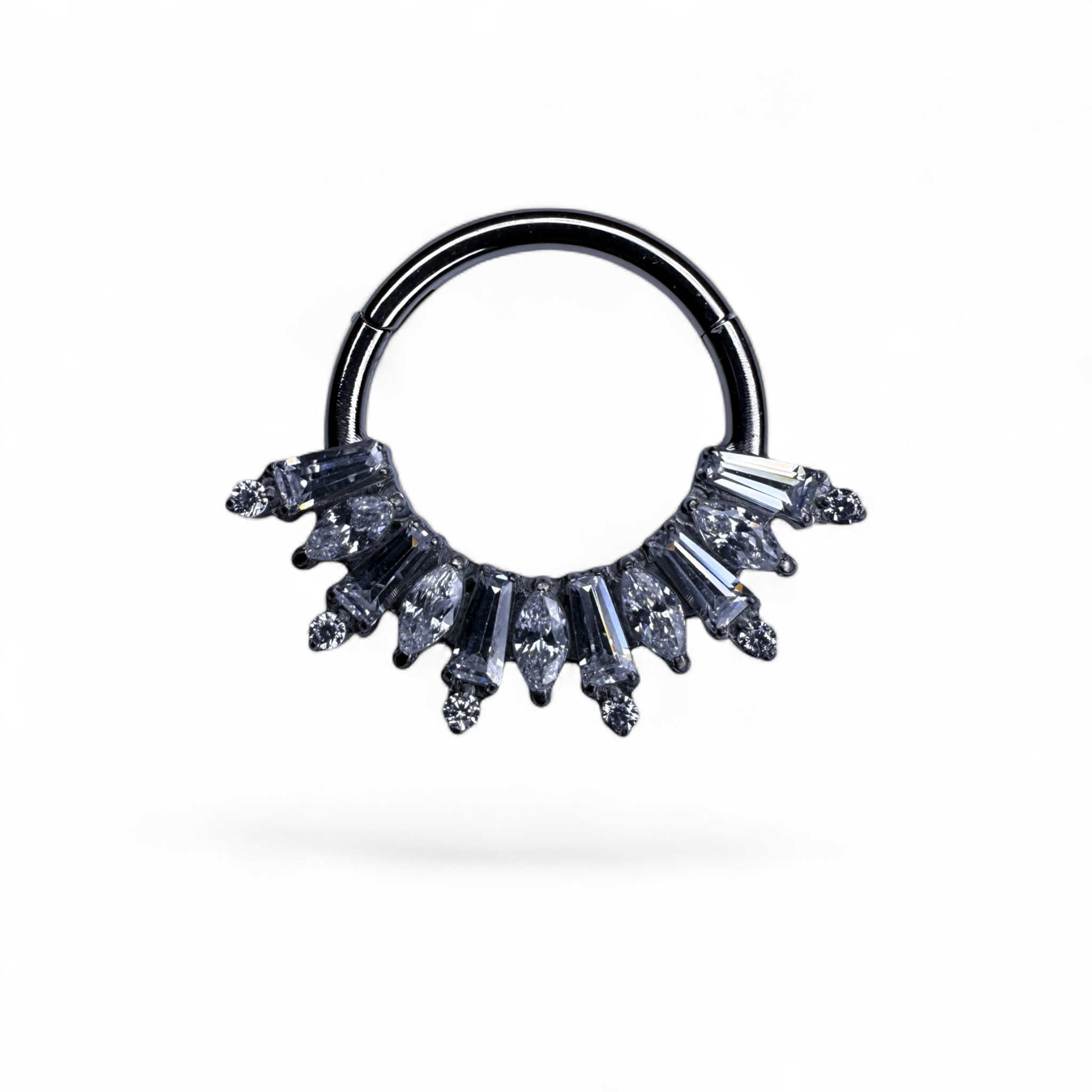Clicker in titanio con zirconi baguette e marquise a ventaglio – Elara