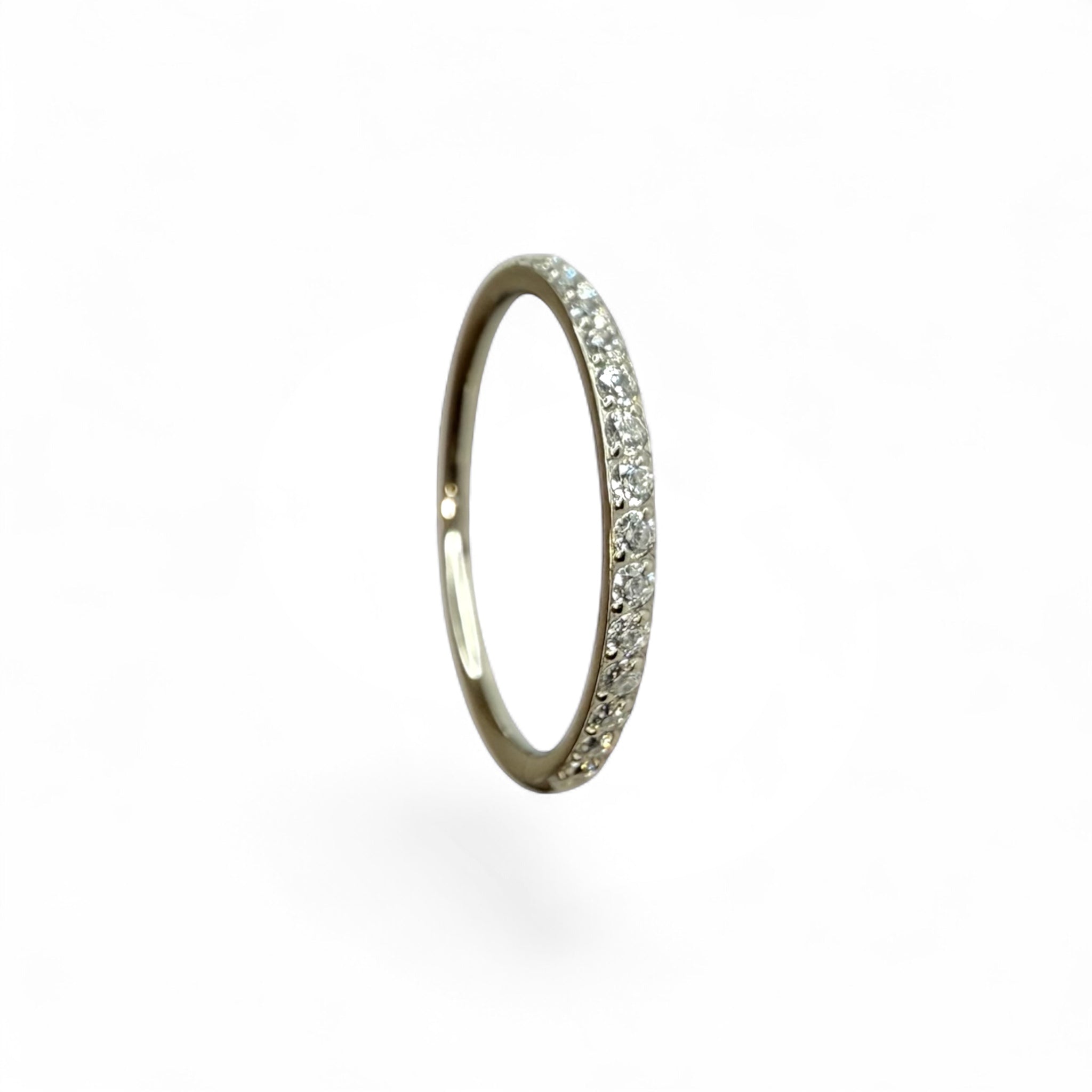Clicker in titanio con pavé di zirconi